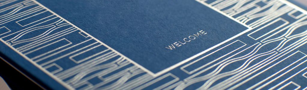 Cartotecnica lavorazione oro a caldo per il settore del lusso. Esempio di welcome kit