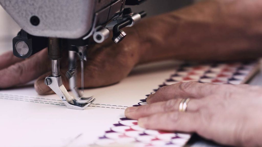 Lavorazione cartotecnica - cucitura singer su carta