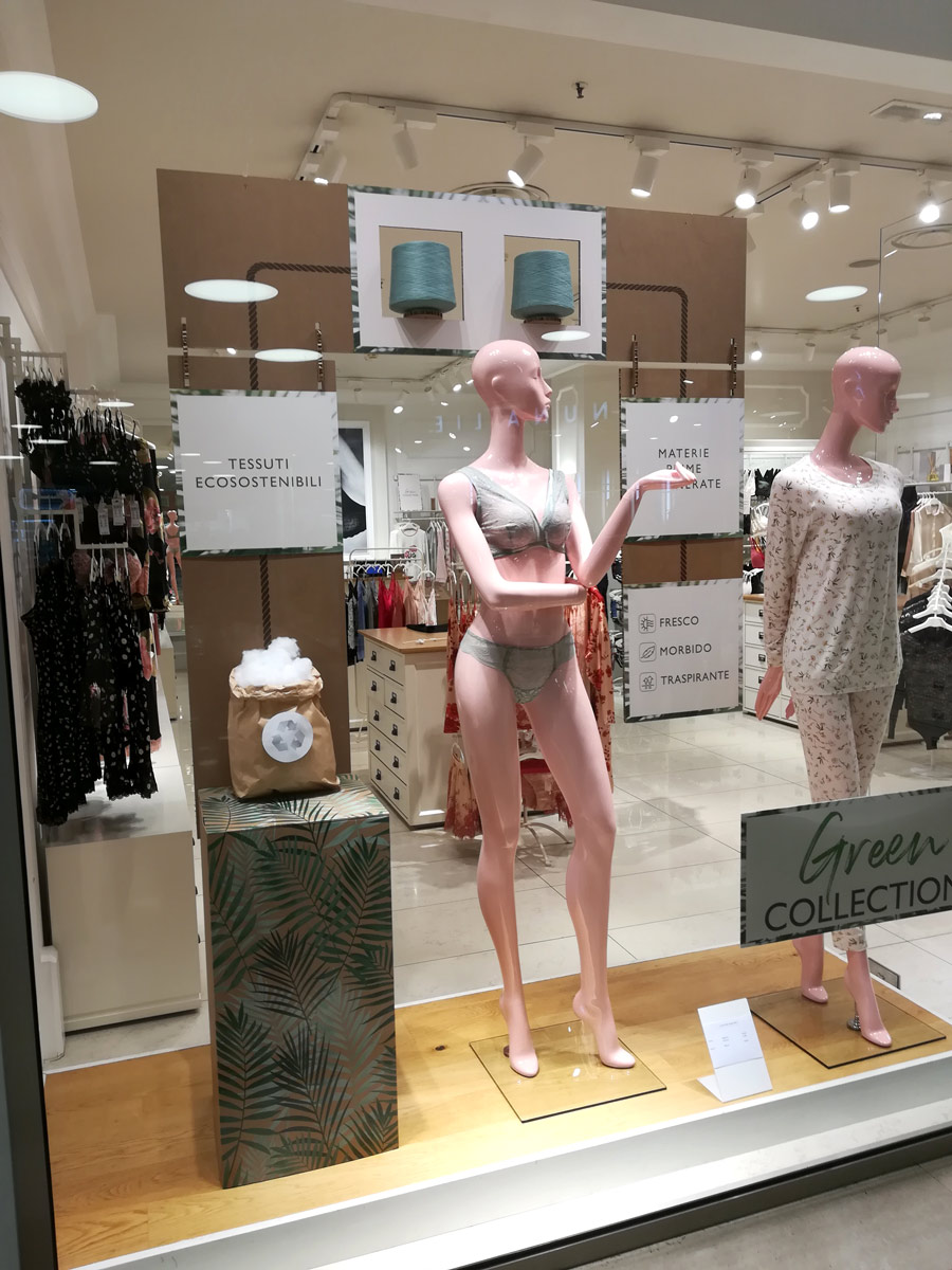 Vetrine con strutture supporti Intimissimi