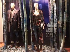 Allestimento scenografia negozio con alberi