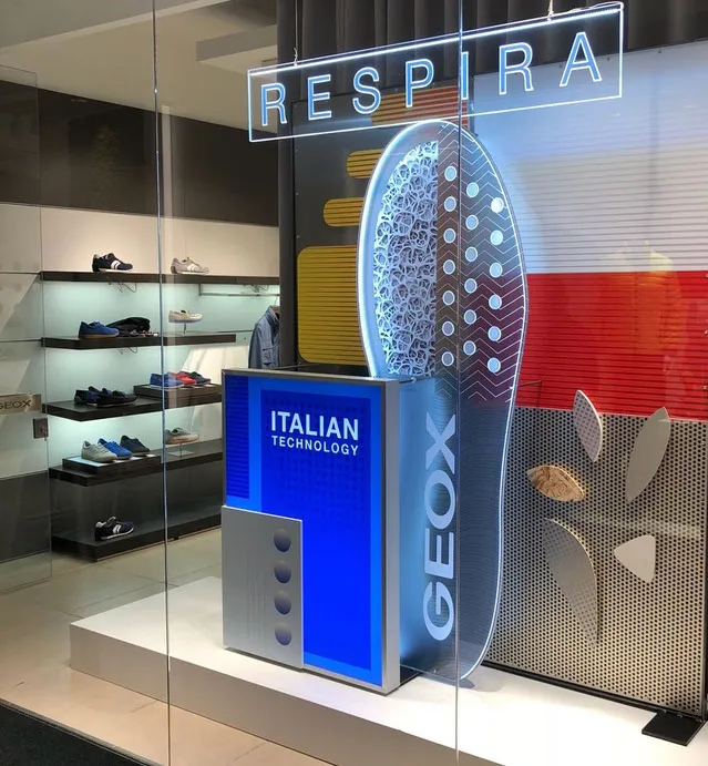 Allestimenti per negozi - Geox respira con sagoma scarpa in plexiglass illuminata
