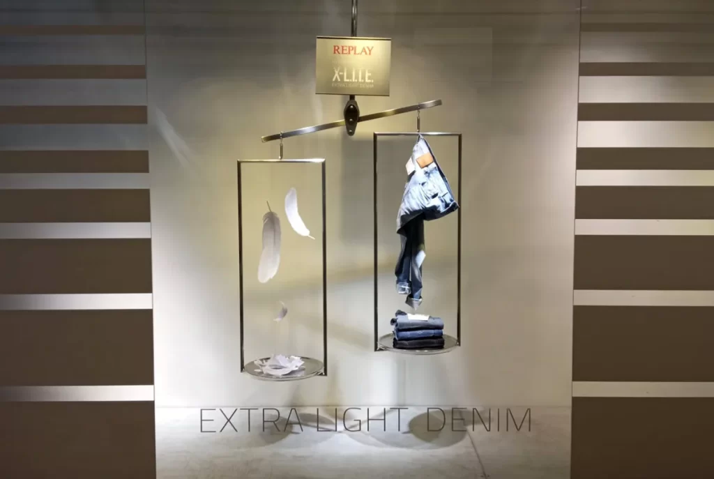 Espositori prodotti in vetrina struttura metallica per Replay Extra Light Denim