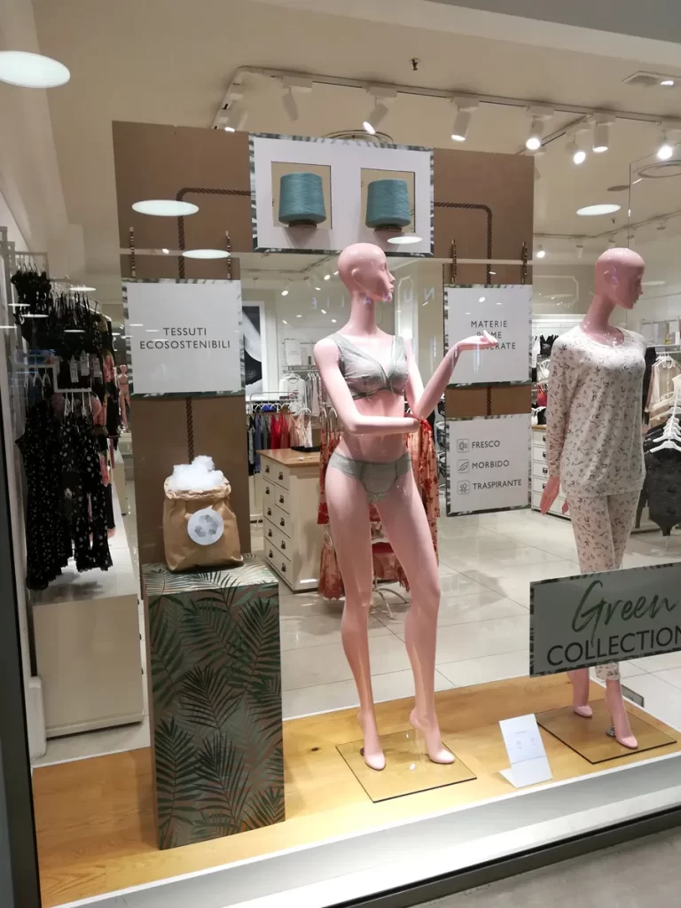Allestimenti vetrine con strutture supporti intimissimi