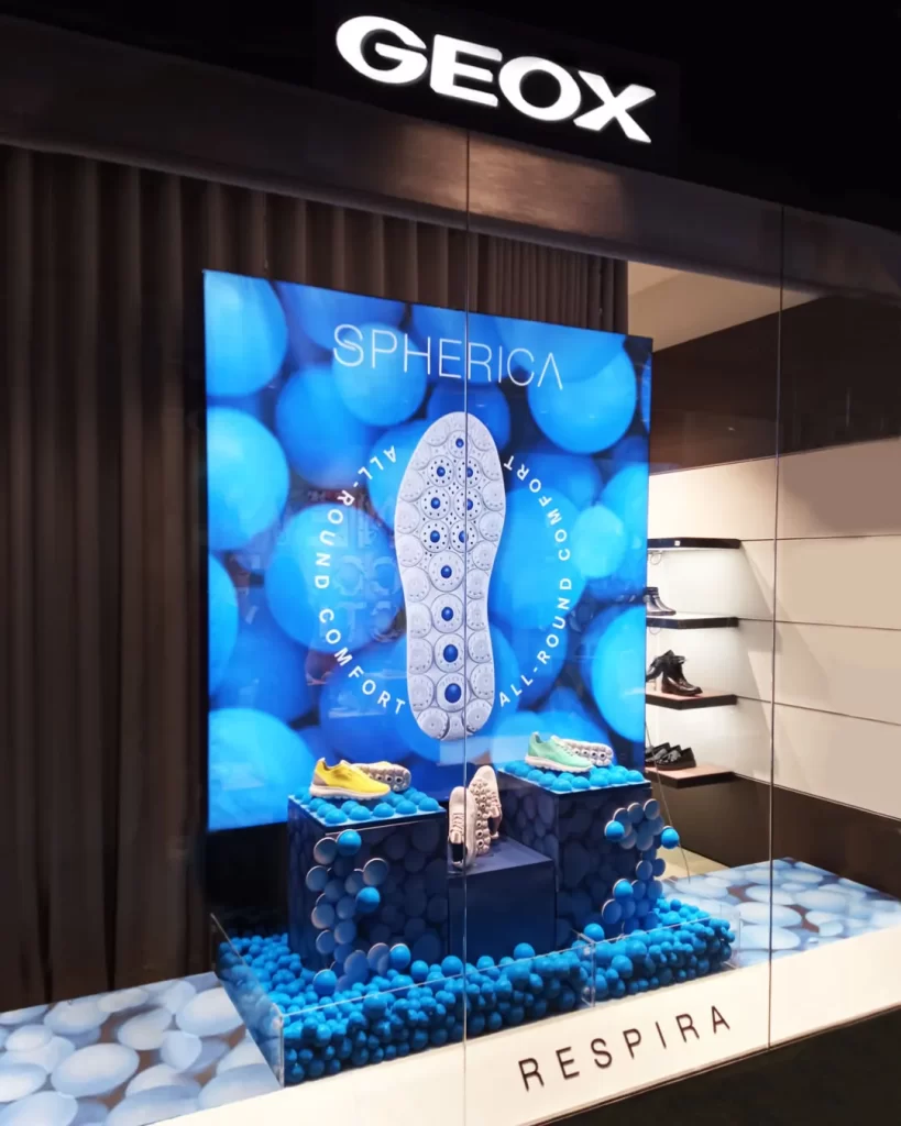 Retail allestimento vetrina scarpe Geox